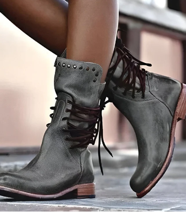 Bottes rustiques pour femme avec un look clouté