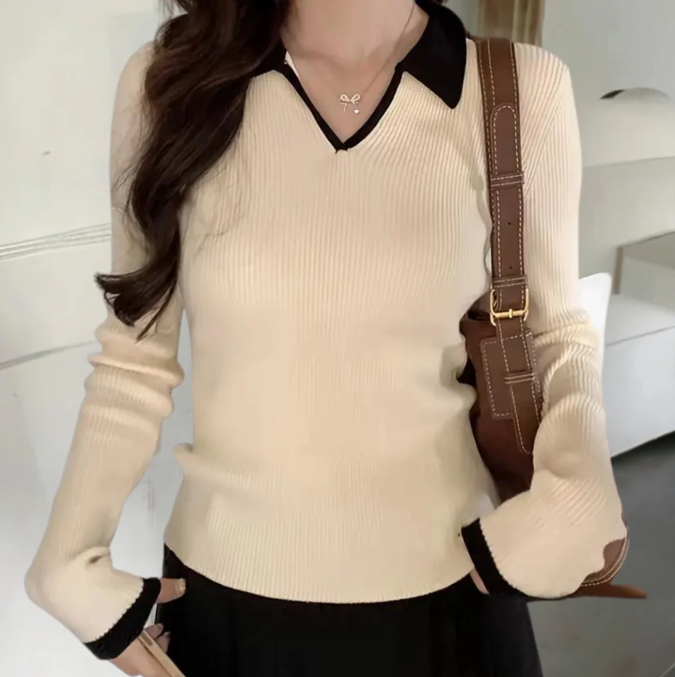 Pull femme moderne à col contrastant