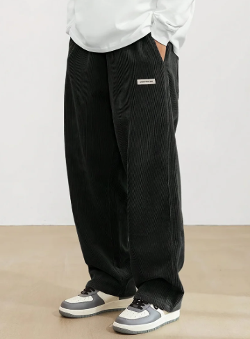 Pantalon homme en velours côtelé marron avec de nombreuses poches