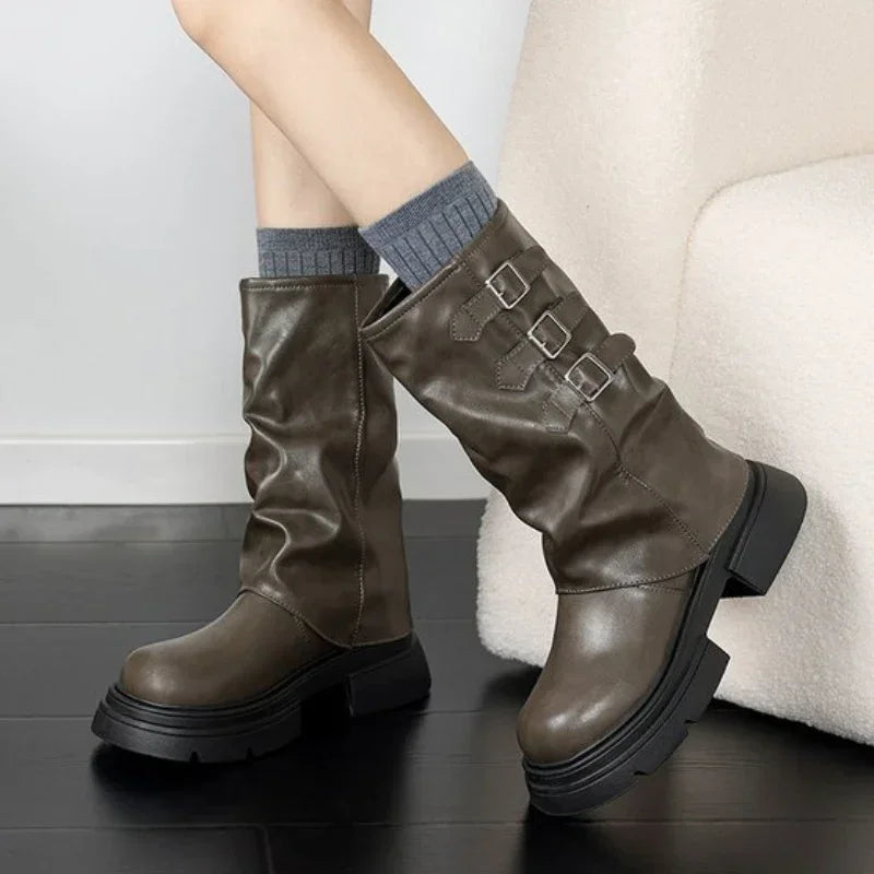 Bottes élégantes pour femme à talons carrés avec bride