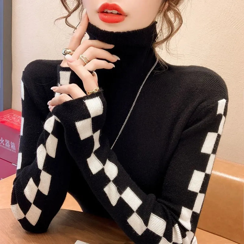 Pull en maille stylé à col roulé et carreaux