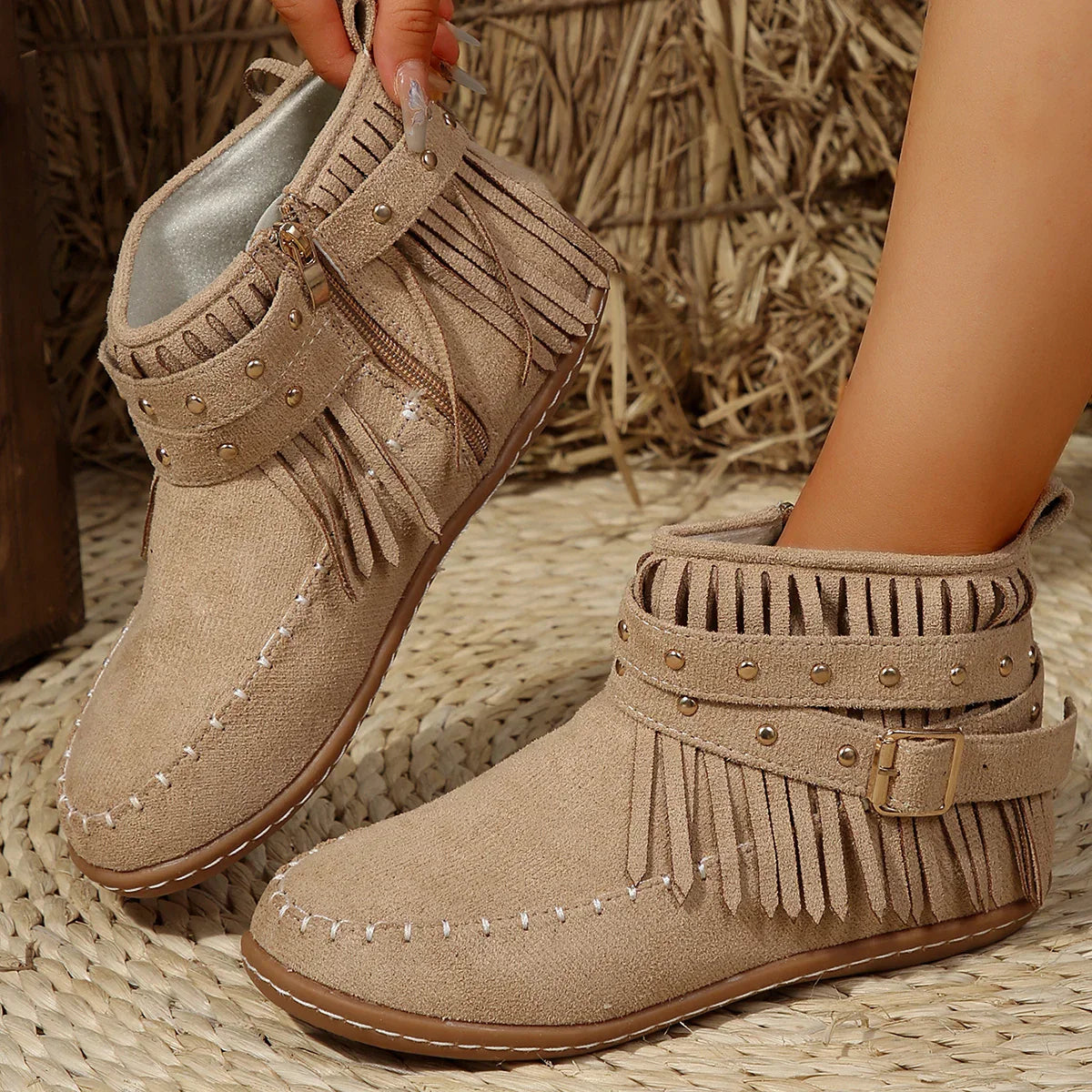 Bottines rétro en daim avec boucle style cowboy