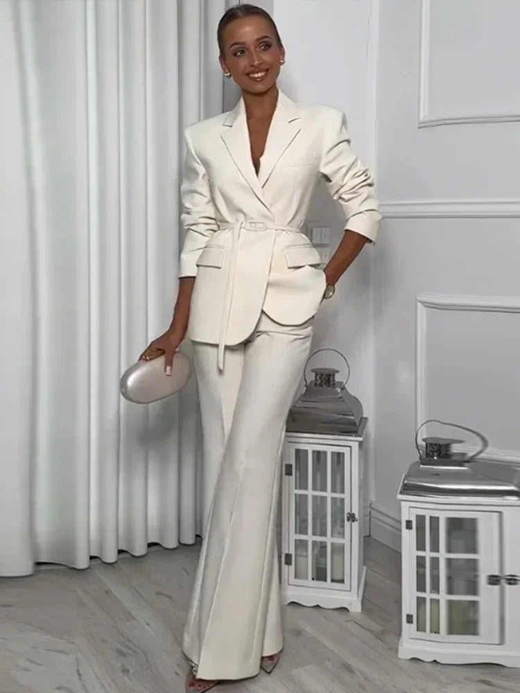 Combinaison élégante avec blazer, ceinture et pantalon large