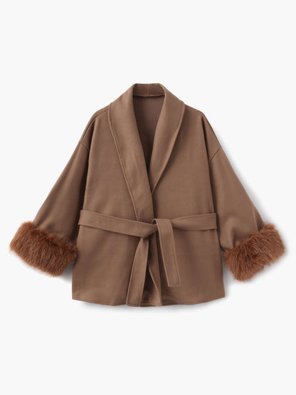 Manteau court d'hiver élégant avec fausse fourrure