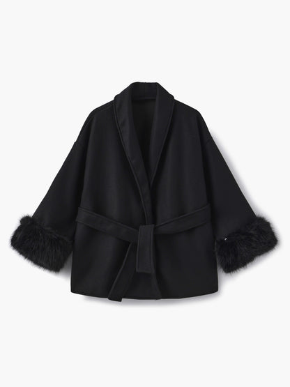 Manteau court d'hiver élégant avec fausse fourrure
