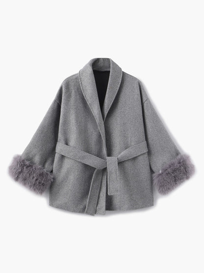Manteau court d'hiver élégant avec fausse fourrure