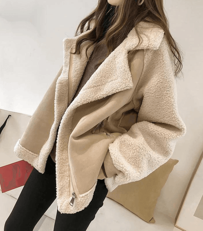 Veste féminine élégante avec ornements en fausse fourrure