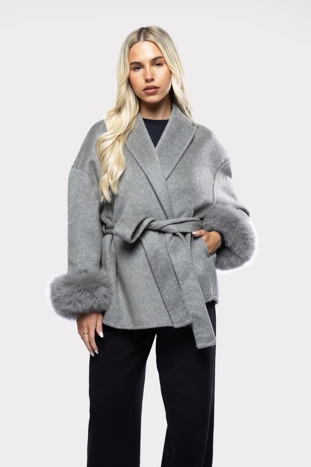 Élégant manteau pour femme avec fausse fourrure et design classique