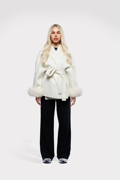 Élégant manteau pour femme avec fausse fourrure et design classique