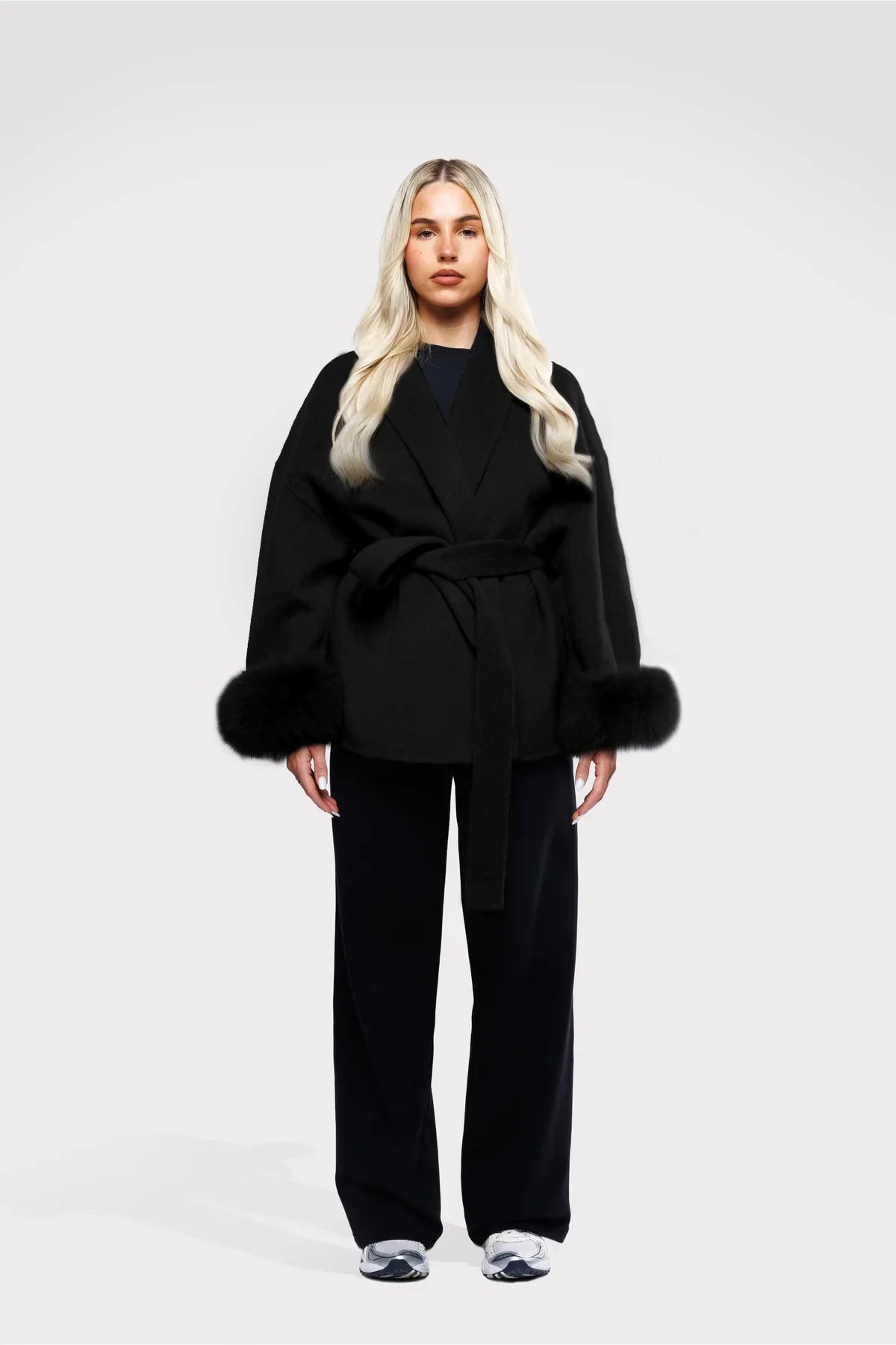 Élégant manteau pour femme avec fausse fourrure et design classique
