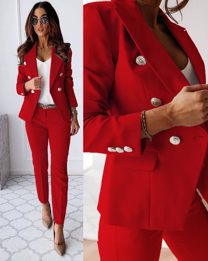 Ensemble tailleur élégant pour femme avec blazer et pantalon