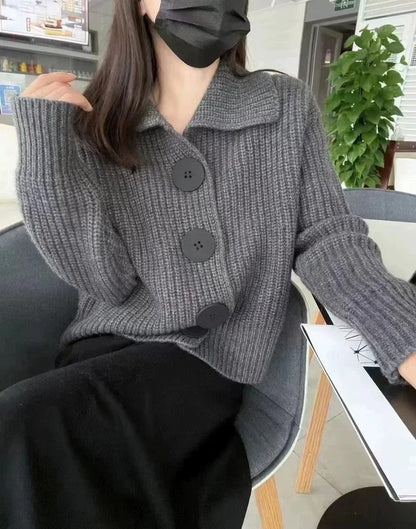 Pull élégant pour femme avec patte de boutonnage