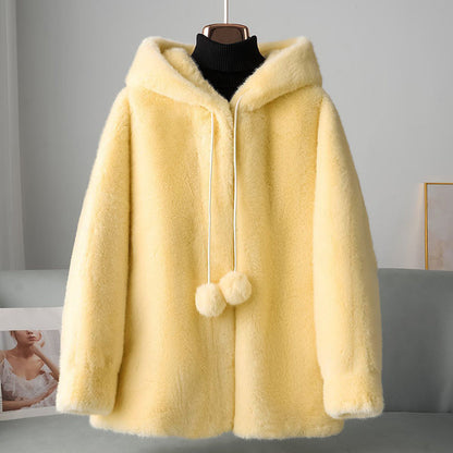 Veste chic en fausse fourrure avec détails pompon