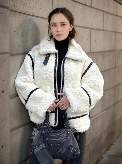 Élégante veste en cuir avec bordure en fourrure et design coloré