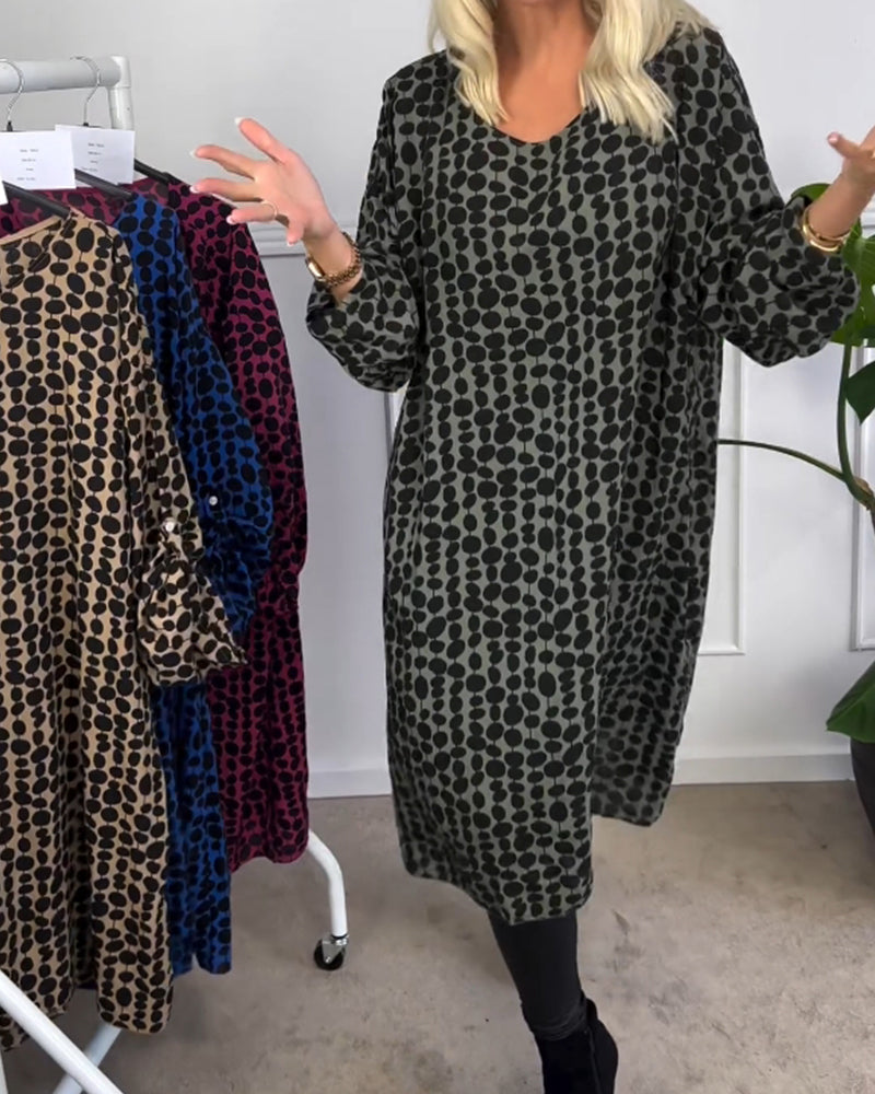 Robe moderne à pois et col en V