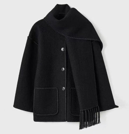 Manteau élégant pour femme avec écharpe