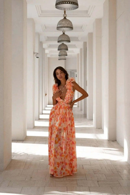 Robe longue d'été à fleurs avec décolleté volanté