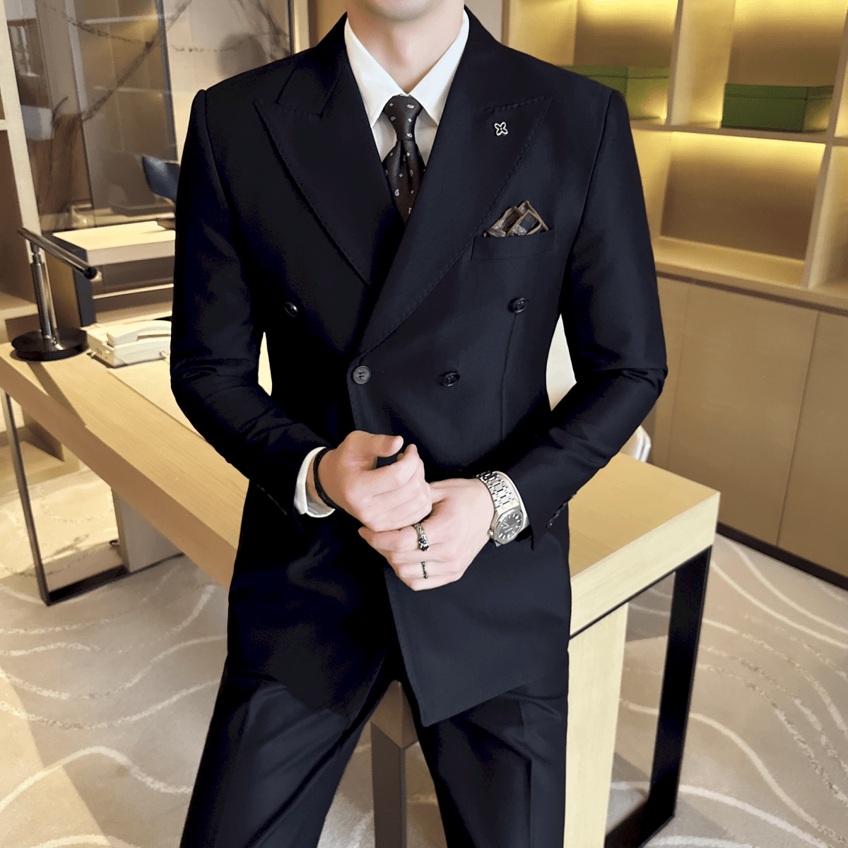 Costume homme élégant bureau