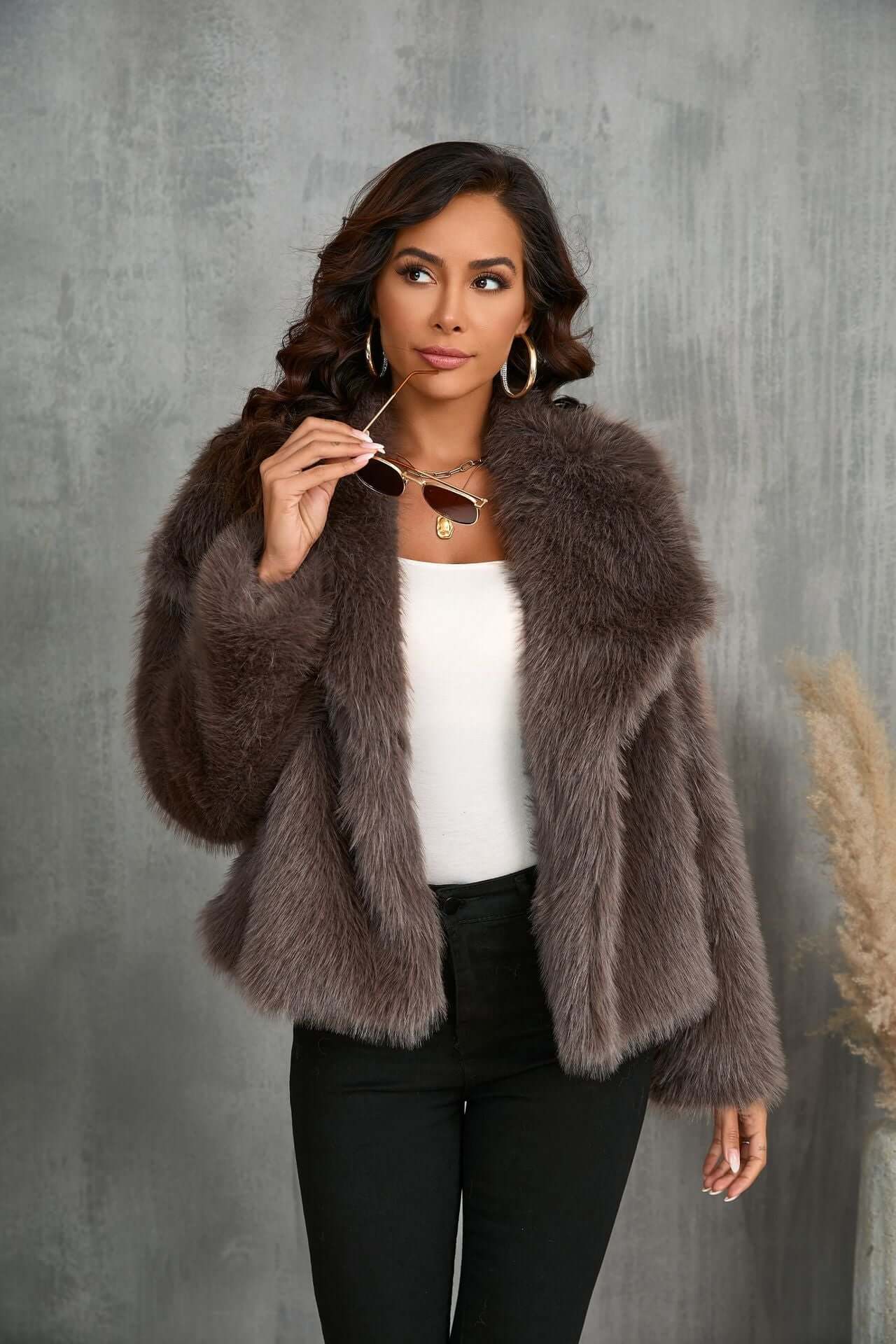 Élégant manteau femme taupe fausse fourrure
