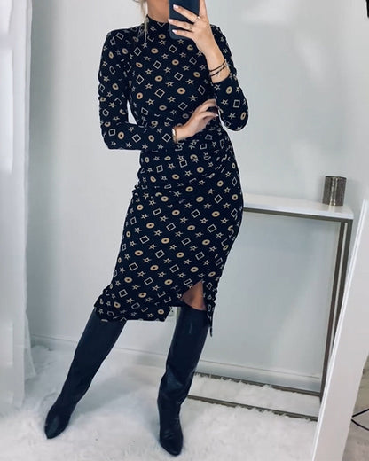 Robe élégante à col haut, géométrique et moderne