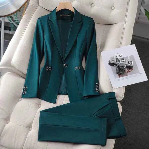 Ensemble tailleur-pantalon ou tailleur-jupe pour femme