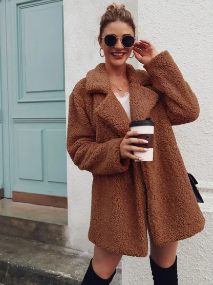 Manteau court en peluche douce pour femme avec col à revers