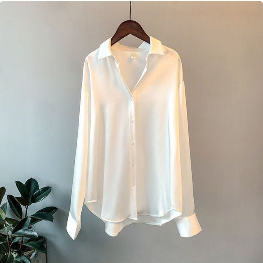 Élégant chemisier en satin grande taille avec fermeture boutonnée