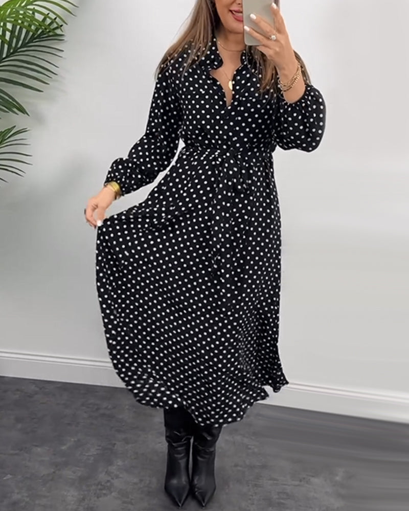 Robe élégante avec des détails à pois