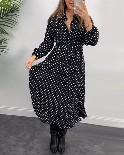Robe élégante avec des détails à pois