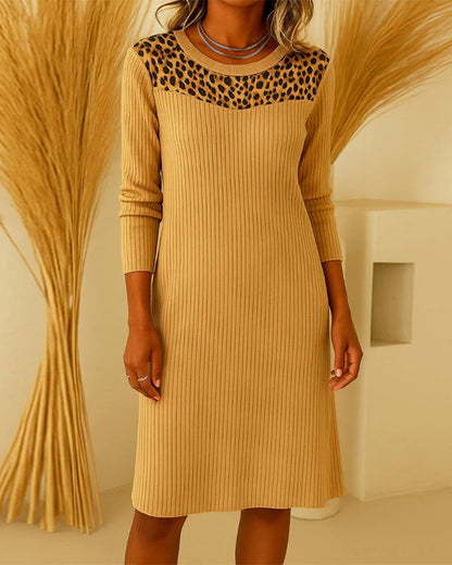 Robe léopard chic avec clous