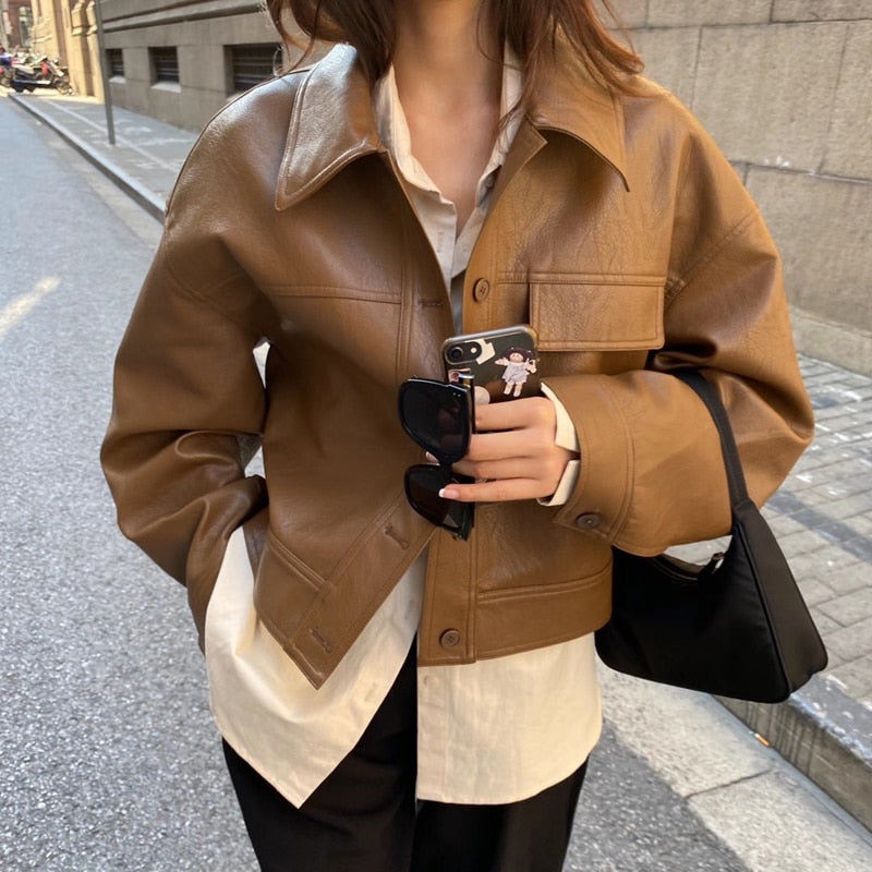 Blouson en cuir marron coupe courte col chemise