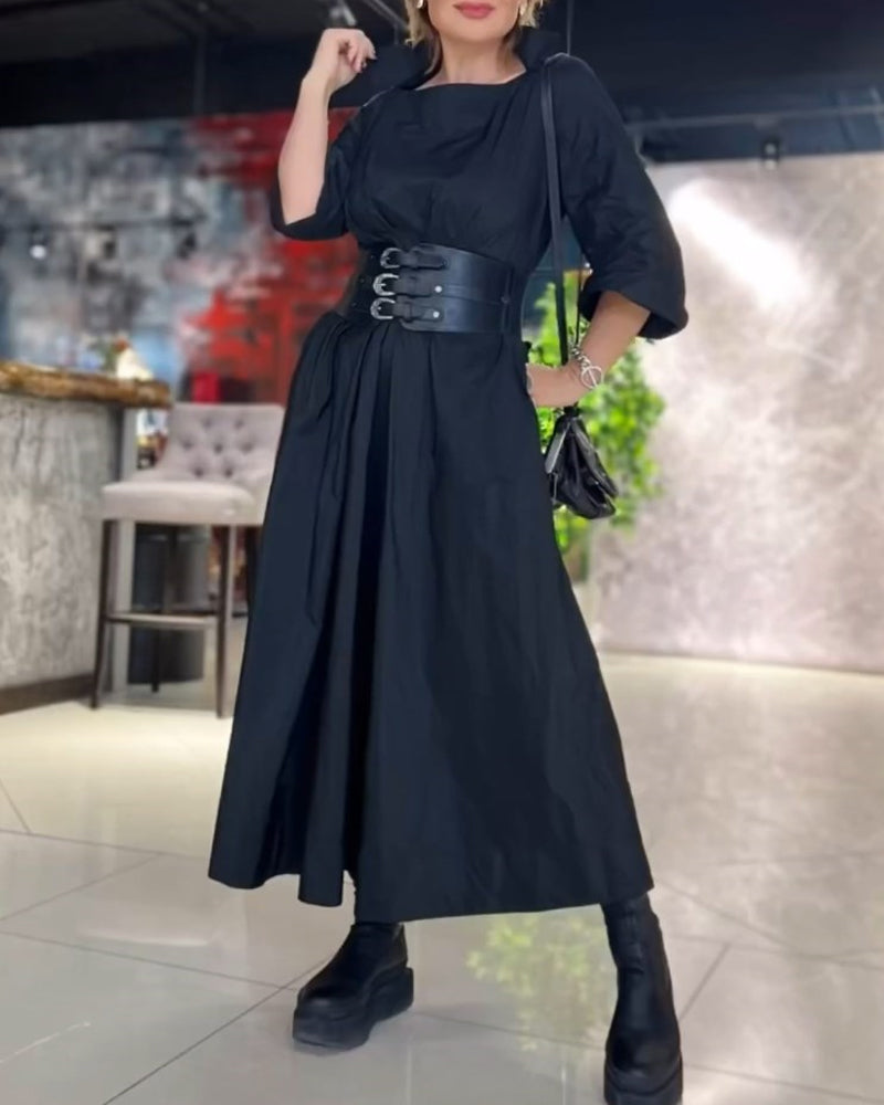 Robe unie élégante avec encolure carrée