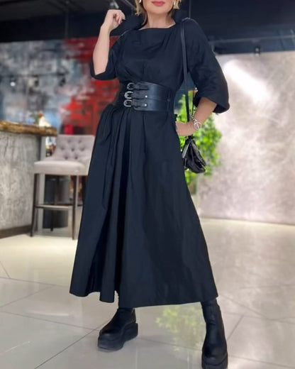 Robe unie élégante avec encolure carrée