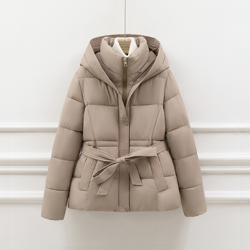 Schmale Steppjacke mit Kapuze und Gürtel - IdealeKleiden
