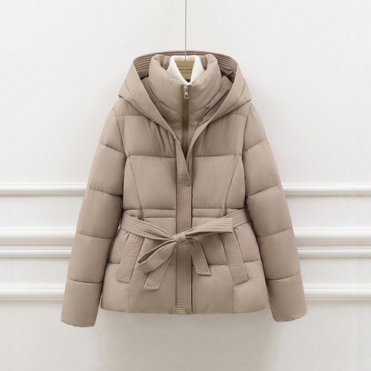 Schmale Steppjacke mit Kapuze und Gürtel - IdealeKleiden