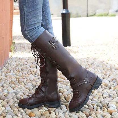 Bottes motardes élégantes look chevalier petit talon