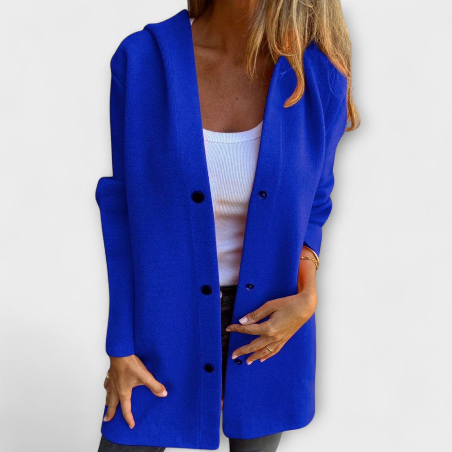 Veste à capuche moderne pour femme avec boutons