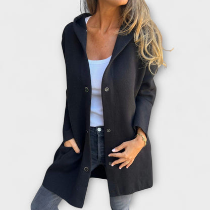 Veste à capuche moderne pour femme avec boutons