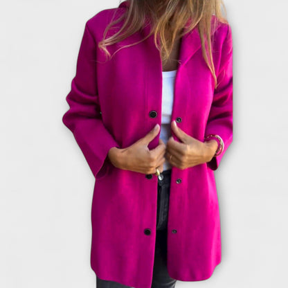 Veste à capuche moderne pour femme avec boutons