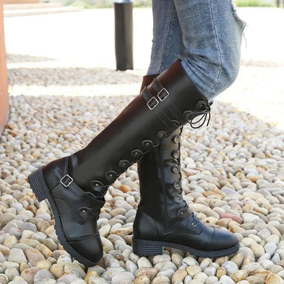 Bottes motardes élégantes look chevalier petit talon