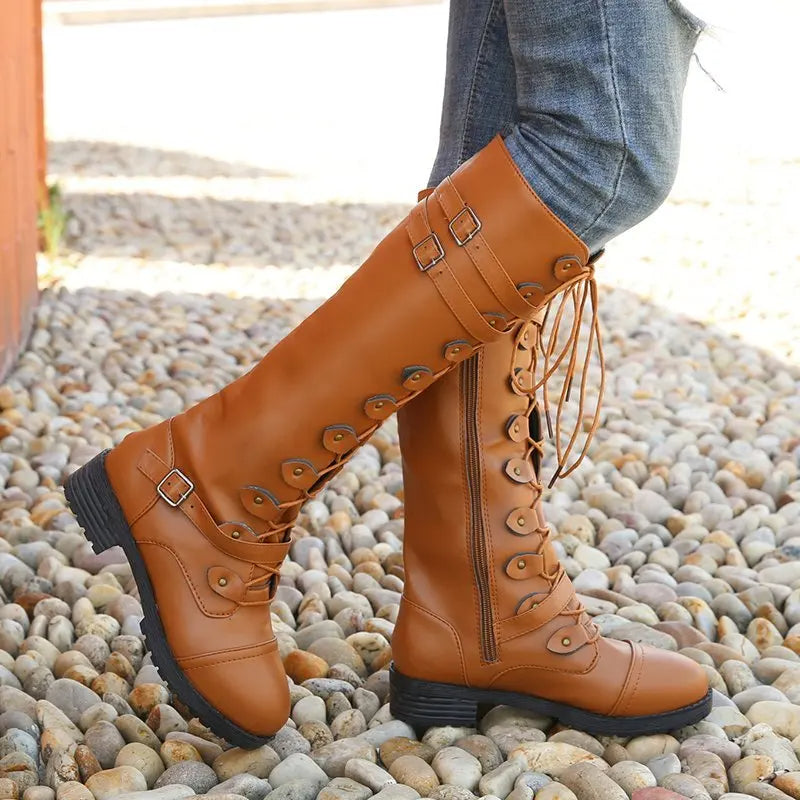 Bottes motardes élégantes look chevalier petit talon