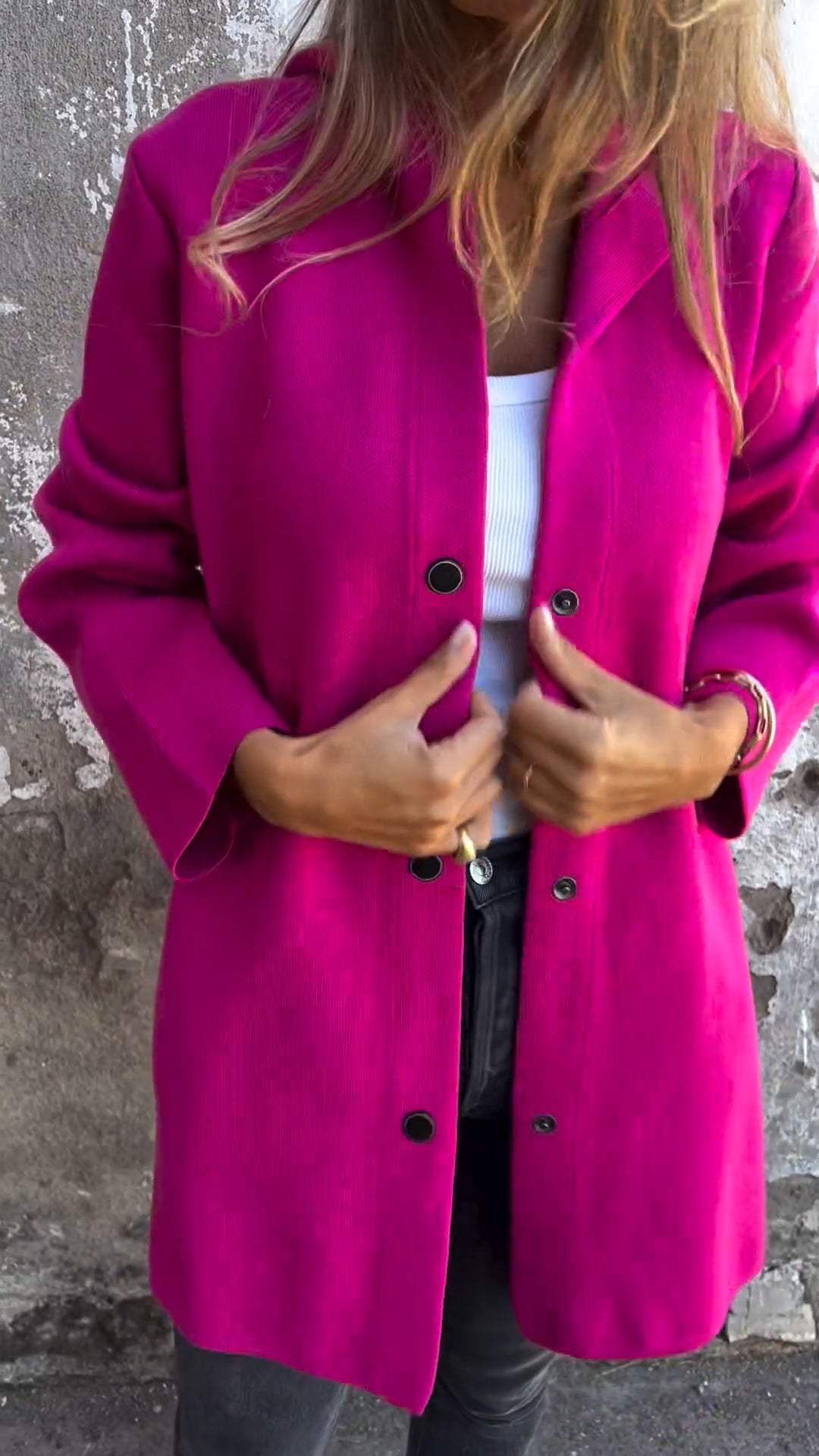 Longue veste en laine pour femme à capuche et boutonnage confortable