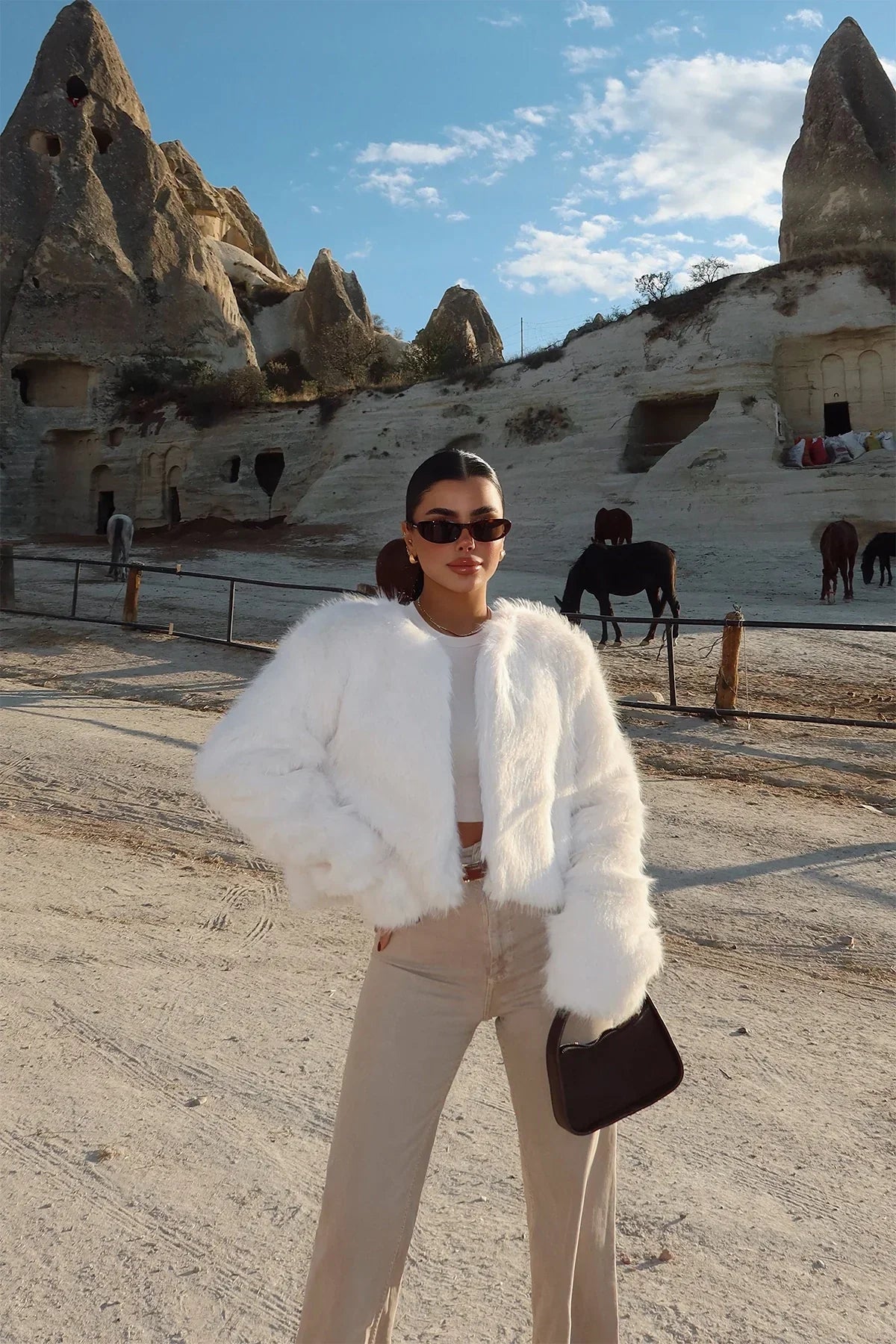 Élégant manteau court blanc en fausse fourrure