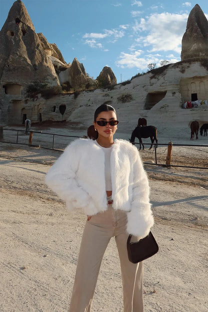 Élégant manteau court blanc en fausse fourrure