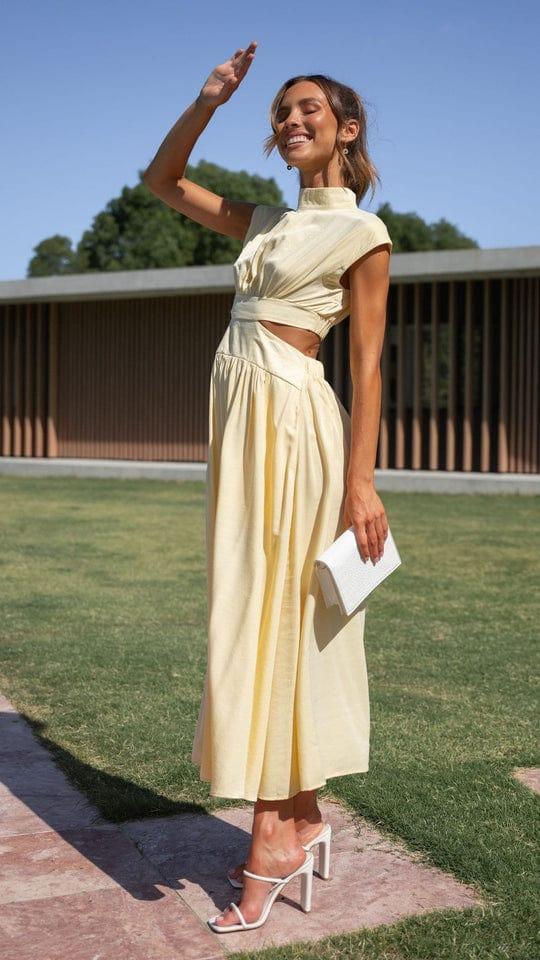 Élégante robe midi avec découpes et col montant