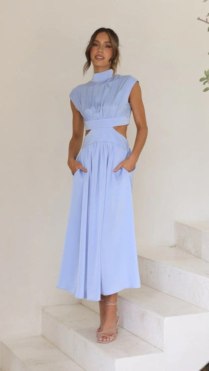 Élégante robe midi avec découpes et col montant