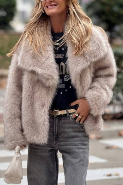 Manteau de fourrure de renard court et stylé