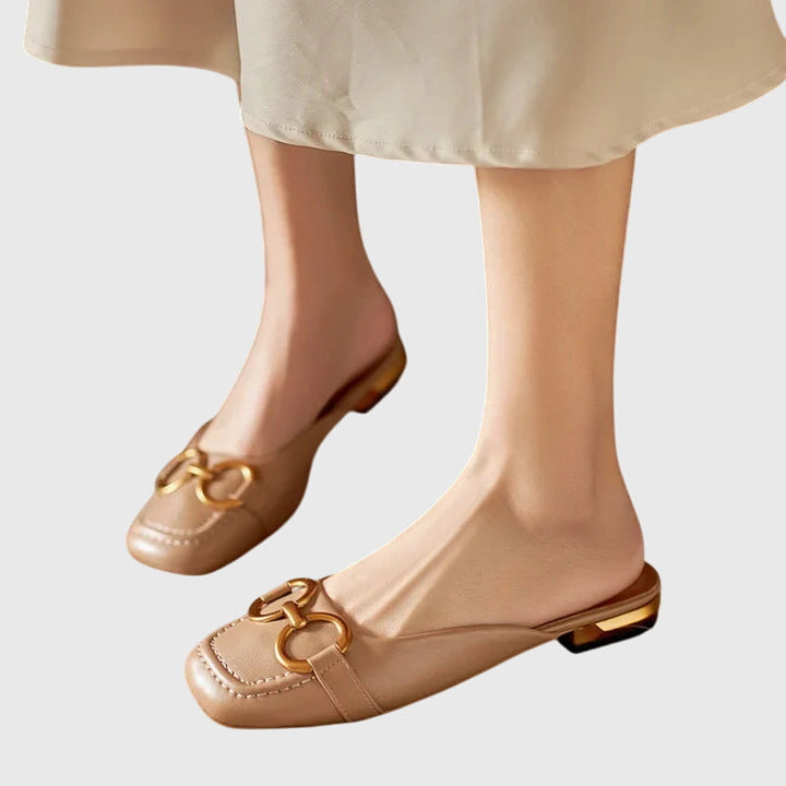 Sandales claquettes femme boucle moderne