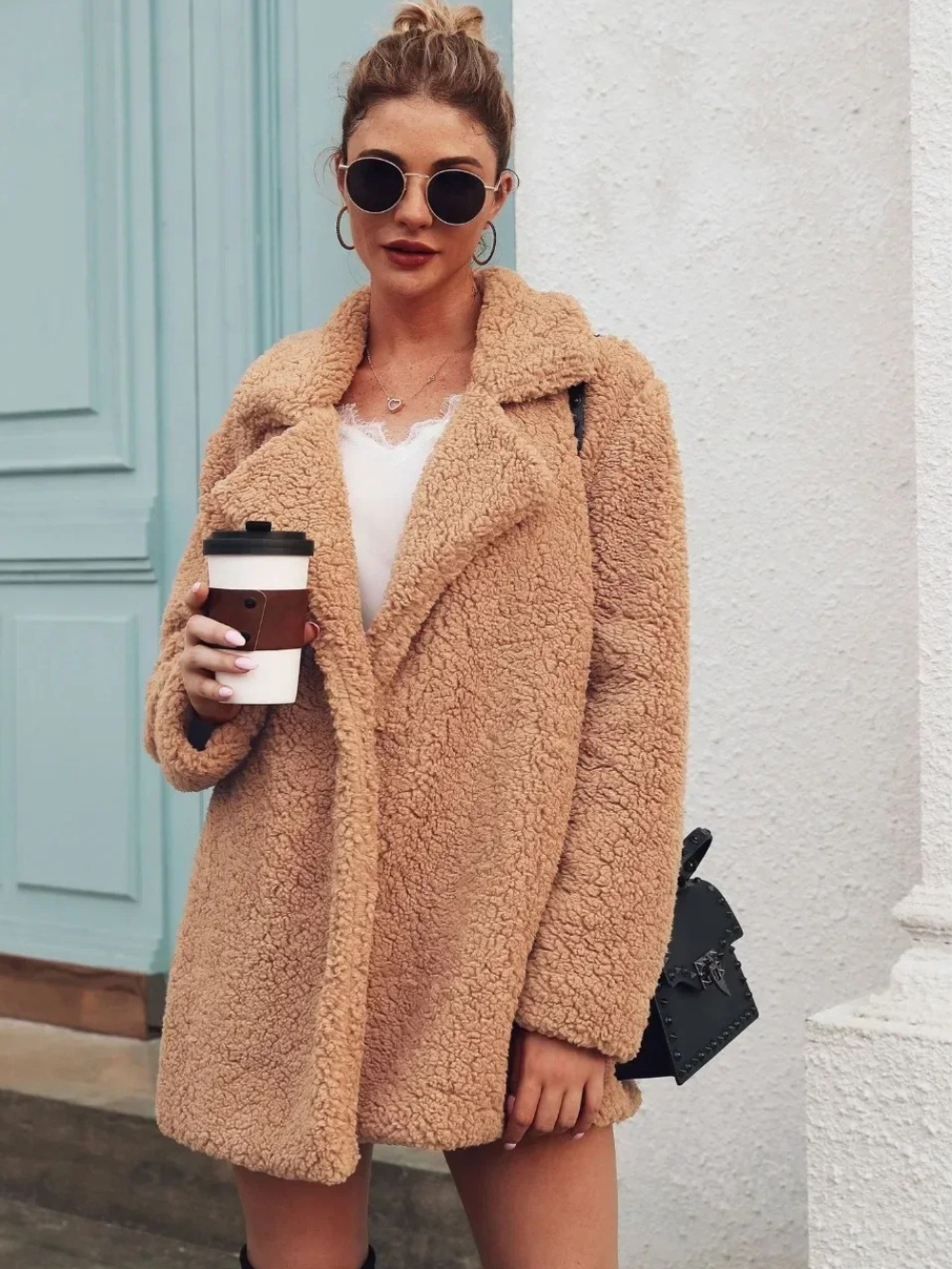 Manteau court en peluche douce pour femme avec col à revers