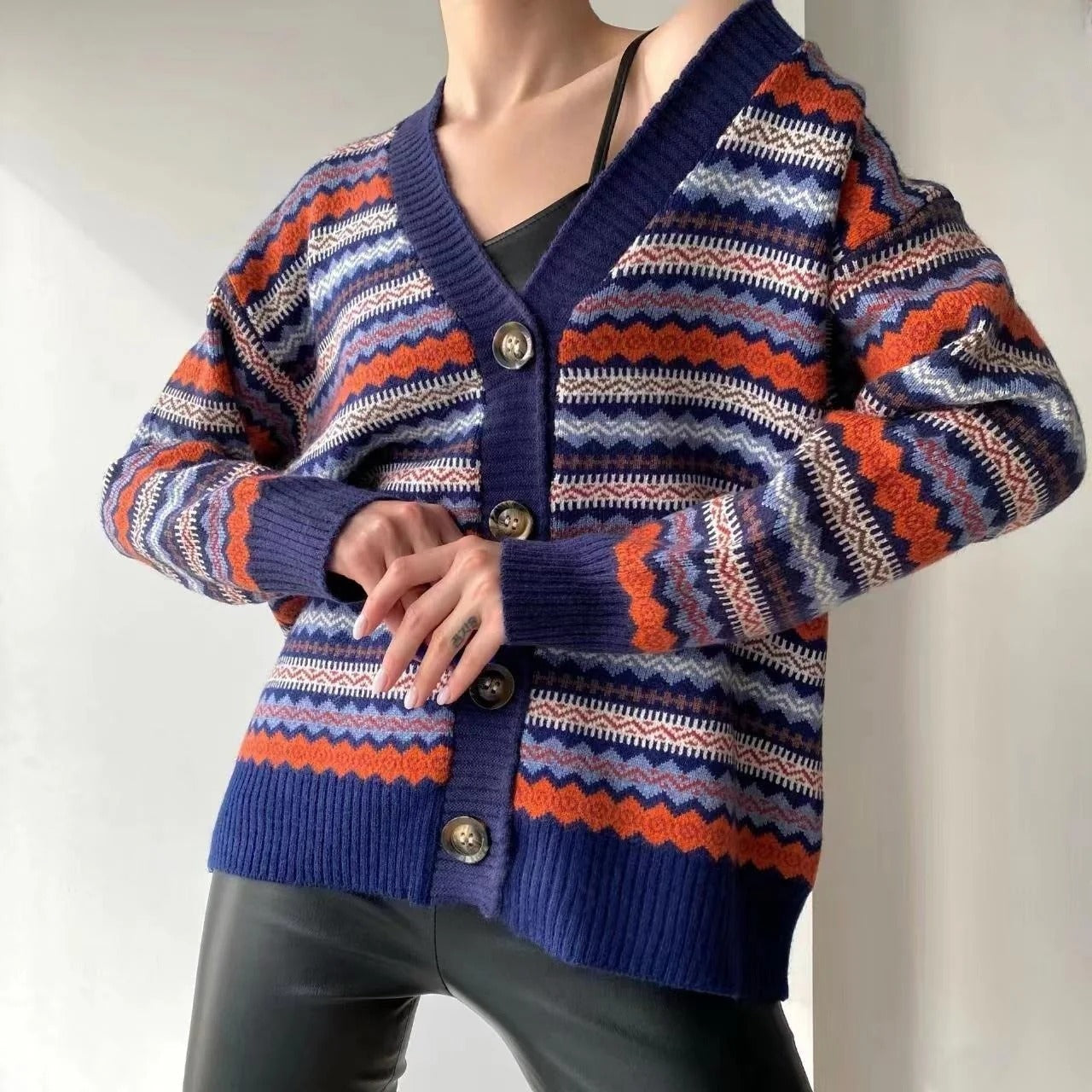 Gemusterte Strickjacke mit V-Ausschnitt und lockerer Passform - IdealeKleiden
